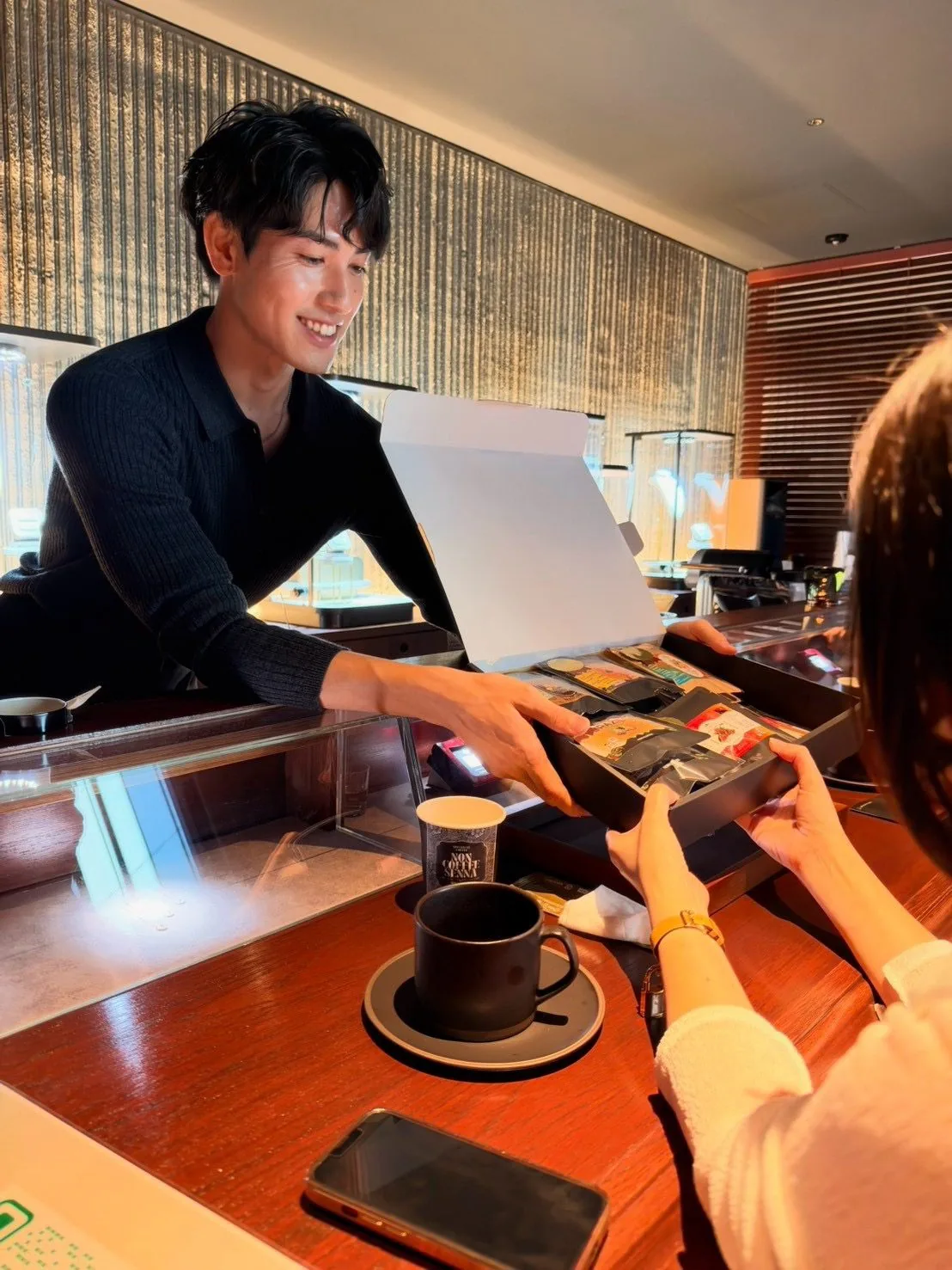 ギフトボックスをお客様へ手渡す様子