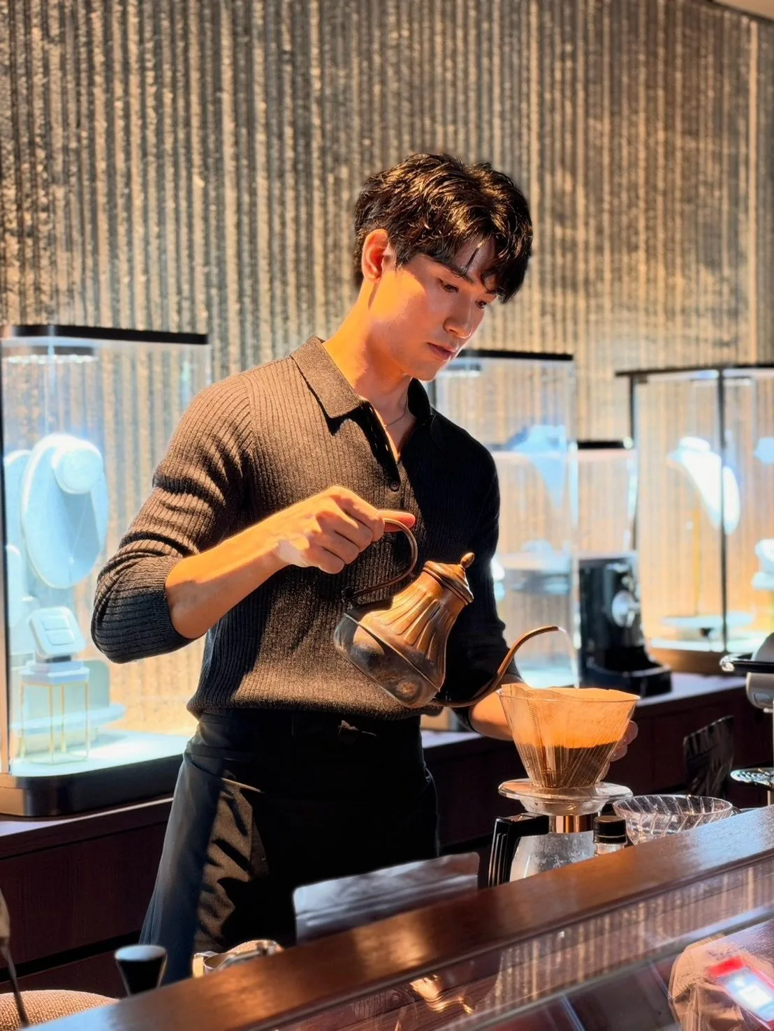 ジュエリーカウンターでコーヒーをドリップするSENNA